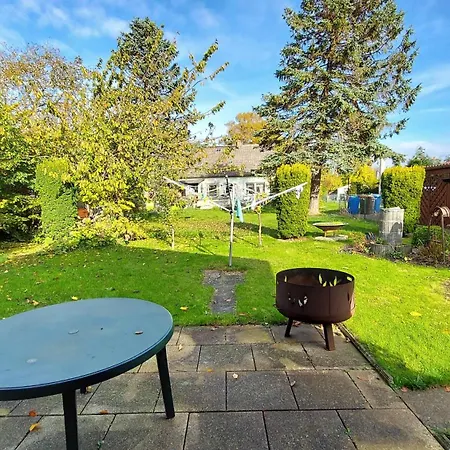 Im Garten In Wiek - Ruhig Im Gruenen Mit Grill Nyaraló